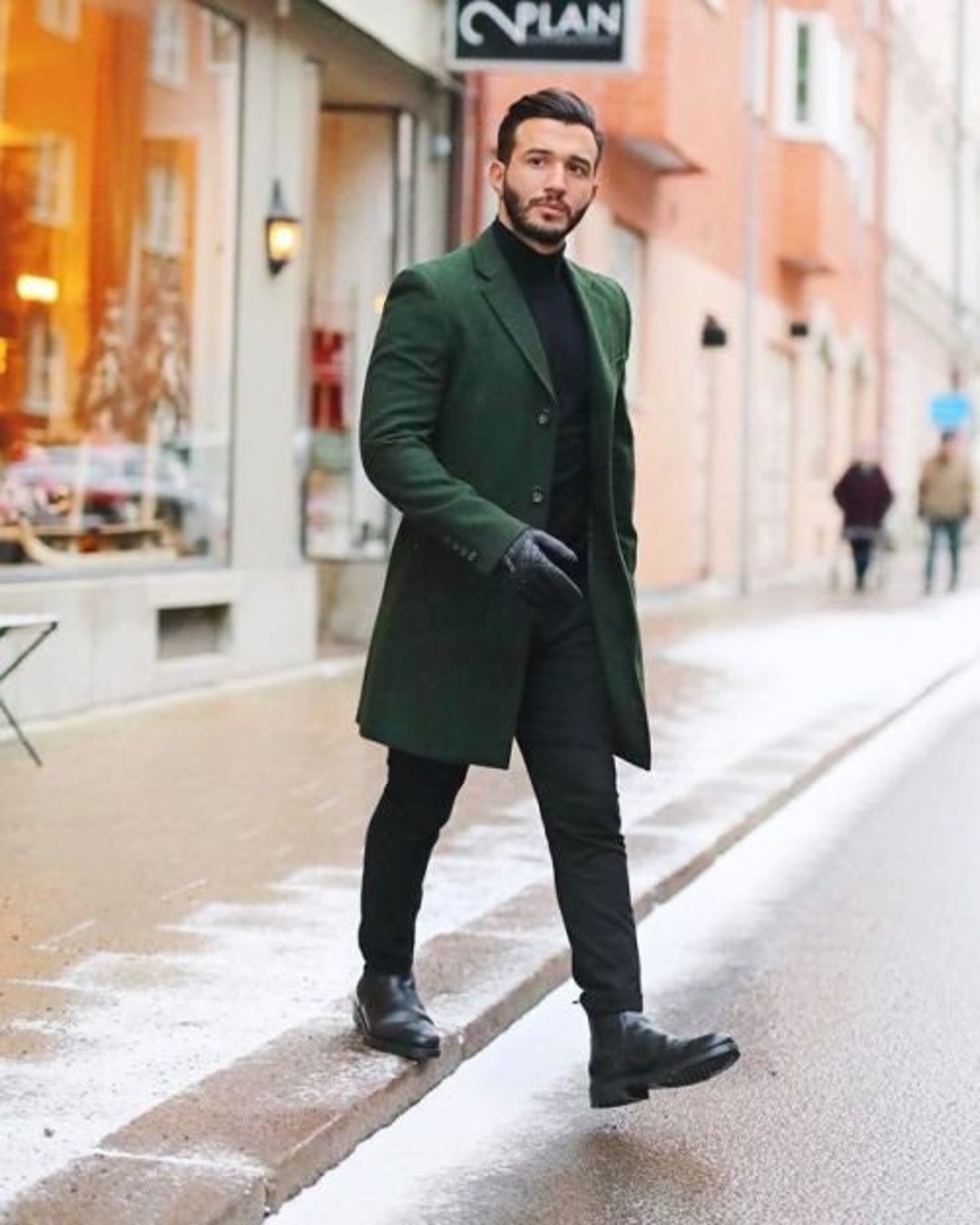Мужские луки с пальто. Зелёное пальто мужское. Ботинки к пальто мужское.