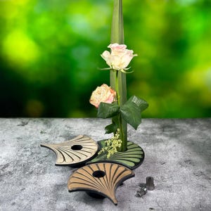 Handgjord Ikebana-vas med groda: Färskt snittblommararrangemang