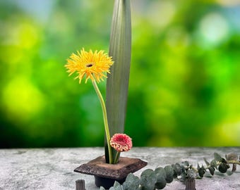 Jarrón de ikebana hecho a mano con rana kenzan - Arte floral japonés