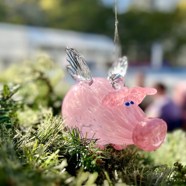 Vliegende varkens, warm gebeeldhouwde handgeblazen glazen ornamenten, roze bollen, glazen varken