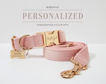 Könnte beinhalten: Ein pinkfarbenes Hundehalsband und Leinenset aus Samt mit goldenen Beschlägen. Das Halsband hat eine Schnalle mit dem eingravierten Text "Best Girl". Die Leine hat einen goldenen Haken. Das Set wird mit einem goldenen Hundemarken geliefert, auf dem "Stella" und eine Telefonnummer stehen.