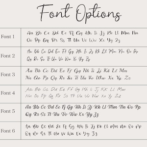 Puede incluir: Un gr&aacute;fico beige muestra seis opciones de fuente, cada una con una muestra del alfabeto. El t&iacute;tulo "Font Options" est&aacute; escrito en cursiva. Cada fuente est&aacute; numerada y presentada en un cuadro rectangular, mostrando las letras en may&uacute;sculas y min&uacute;sculas.