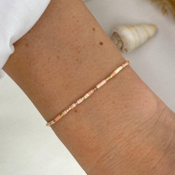 Armband „Peachy all day long“ aus Miyuki Delica Glasperlen, Glasperlenarmband mit Makrameeverschluss