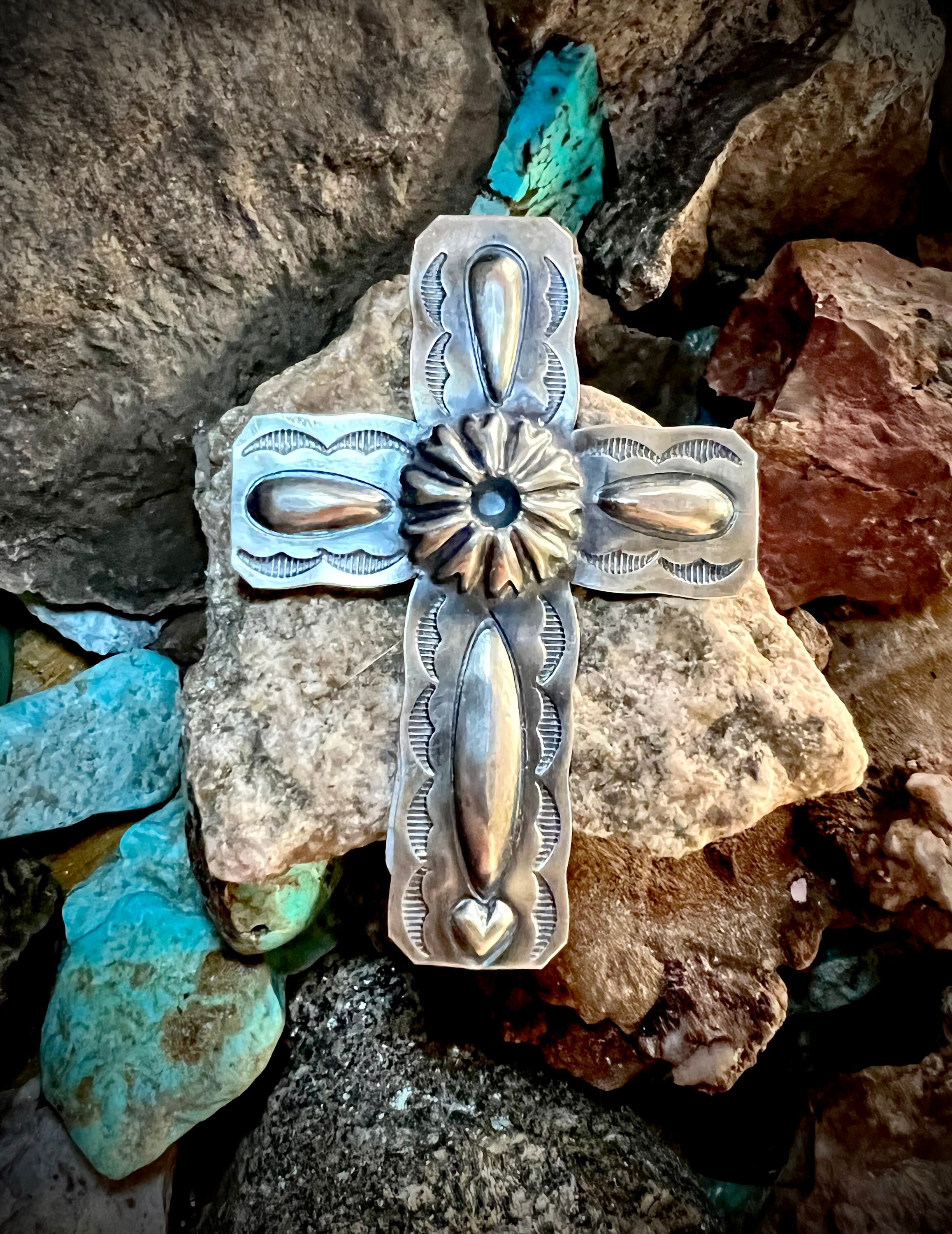 ナバホ族 ターコイズ付き シルバークロスペンダント（STERLING刻印あり） ナバホ族、スターリングシルバー、刻印入りクロスペンダント - Etsy 日本