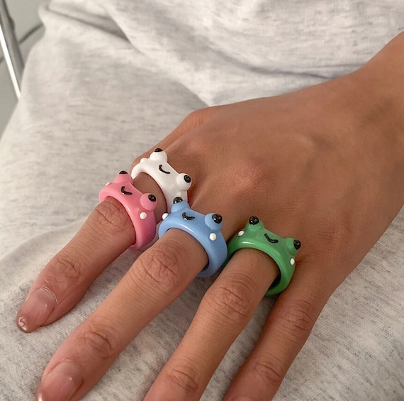 Aesthetic outlet frog ring