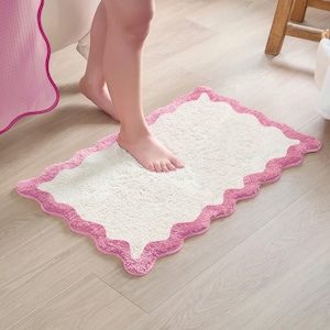Nereida Bath Mat – Scalloped Design Microfiber Absorbent Non Slip Rug (Pink)