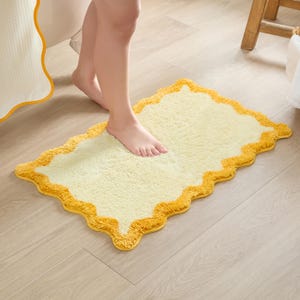 Tapis de bain Nereida - Tapis antidérapant en microfibre festonné (Jaune)