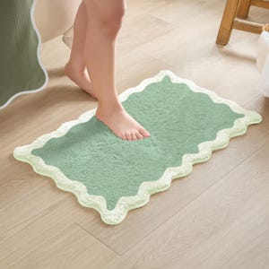 Nereida Bath Mat – Scalloped Design Microfiber Absorbent Non Slip Rug (Sage)