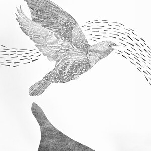 K&ouml;nnte beinhalten: Eine schwarz-wei&szlig;e Punktillustration eines Vogels im Flug &uuml;ber einer dunklen, massiven dreieckigen Form. Der Vogel ist mit dichten Punktmustern dargestellt, und kleine schwarze dreieckige Markierungen umgeben den Vogel, um Bewegung anzudeuten.