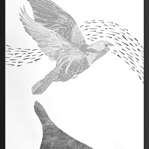 K&ouml;nnte beinhalten: Ein gerahmter Schwarz-Wei&szlig;-Druck, der einen Vogel im Flug zeigt, erstellt mit Punktier- und Stippling-Techniken. Der Vogel ist von kleinen dreieckigen Formen umgeben, die Bewegung andeuten, und befindet sich &uuml;ber einer massiven dunkelgrauen Bergform.