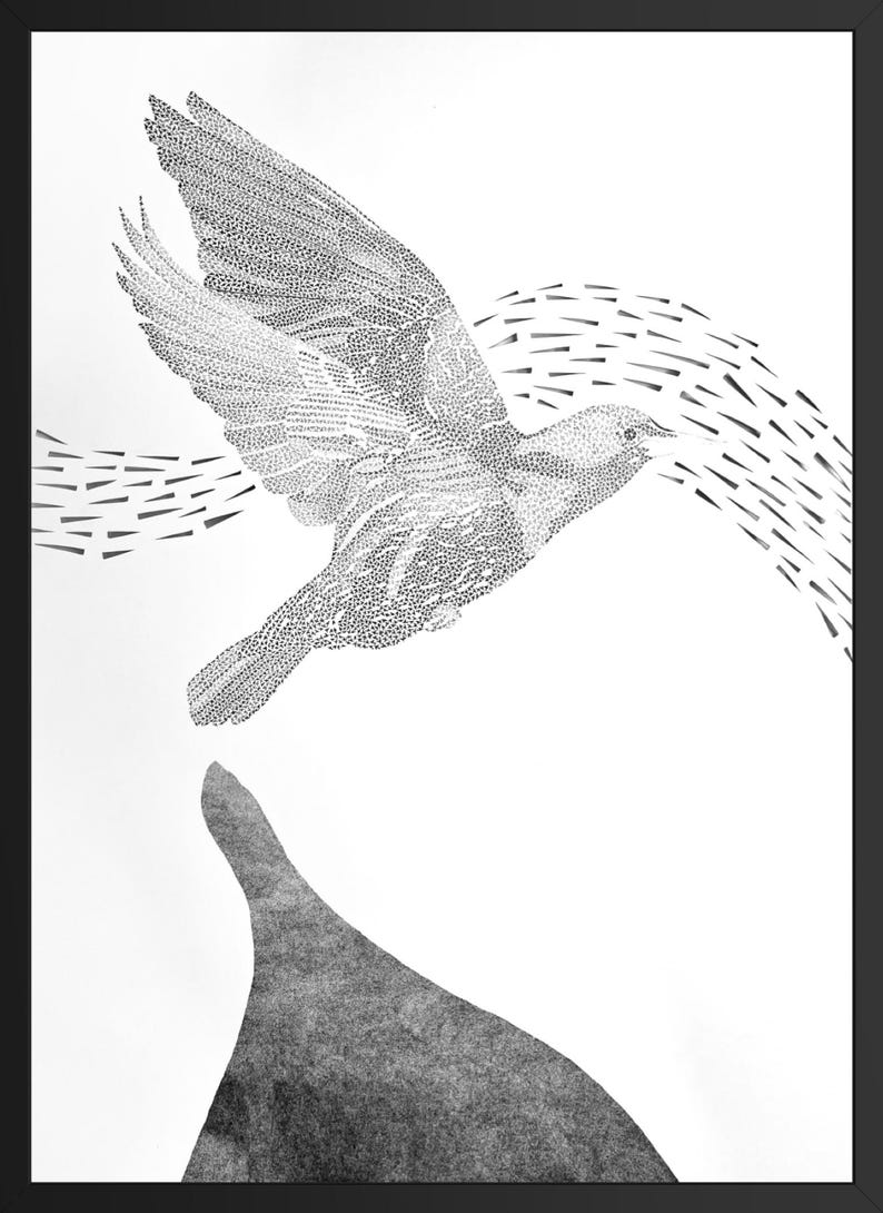 K&ouml;nnte beinhalten: Ein gerahmter Schwarz-Wei&szlig;-Druck, der einen Vogel im Flug zeigt, erstellt mit Punktier- und Stippling-Techniken. Der Vogel ist von kleinen dreieckigen Formen umgeben, die Bewegung andeuten, und befindet sich &uuml;ber einer massiven dunkelgrauen Bergform.