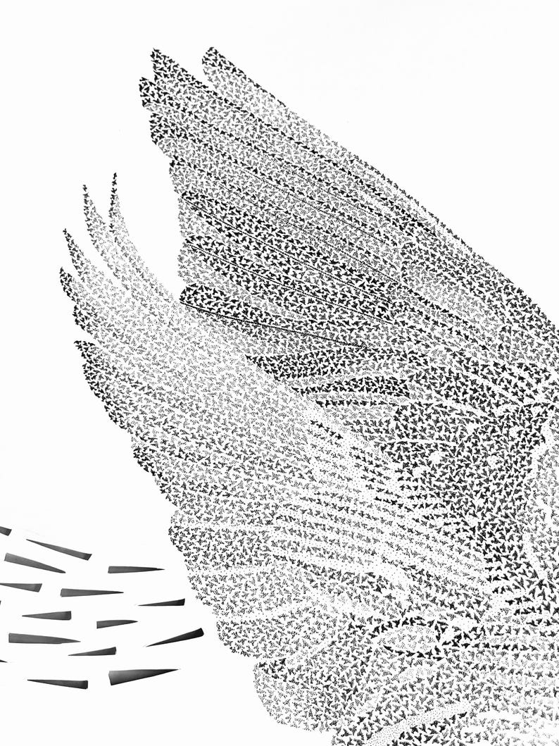 K&ouml;nnte beinhalten: Eine schwarz-wei&szlig;e grafische Illustration eines gro&szlig;en Vogelfl&uuml;gels, der aus hunderten winzigen einzelnen Vogelsilhouetten besteht. Der Fl&uuml;gel ist nach oben gerichtet, mit einer Reihe kleiner, dunkler, horizontaler Keilformen links vom Fl&uuml;gel.
