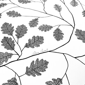 Pu&ograve; includere: Un disegno a inchiostro bianco e nero su sfondo bianco che raffigura una rete di rami sottili e curvi adornati con foglie di quercia dettagliate. Ogni foglia mostra un complesso motivo a venature. La firma Juliana Savoski &egrave; visibile.