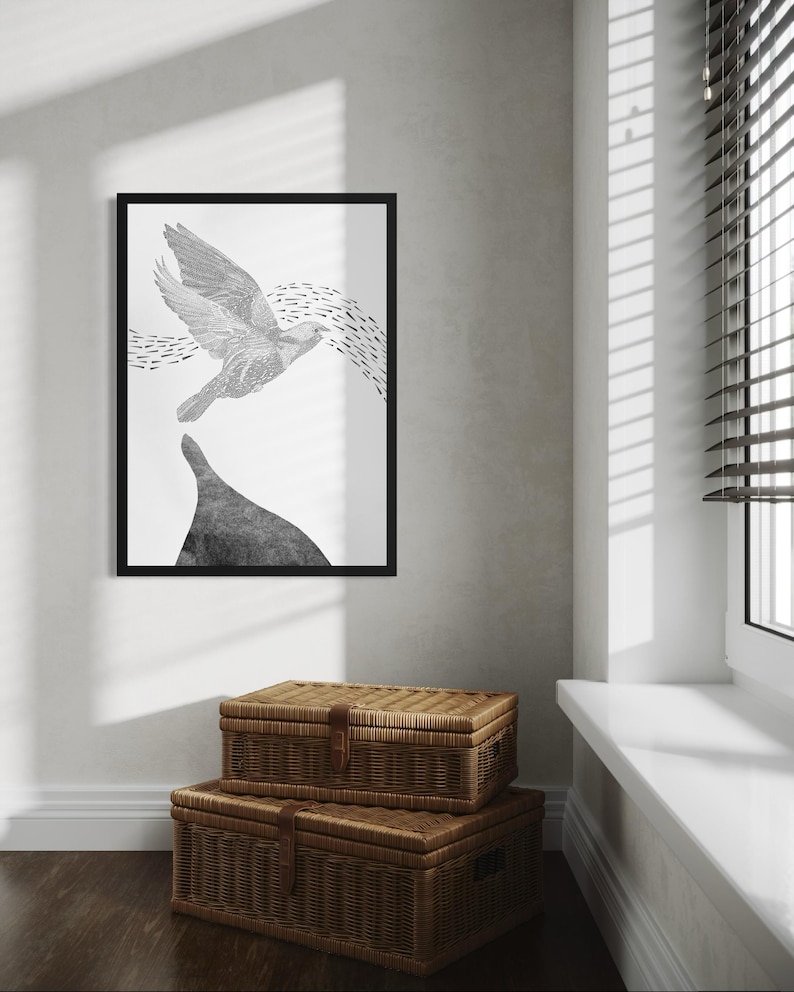 K&ouml;nnte beinhalten: Ein gerahmter Wandkunstdruck mit einer schwarz-wei&szlig;en Illustration eines fliegenden Vogels &uuml;ber einer dunklen, massiven Dreiecksform. Der Vogel ist mit texturierten Fl&uuml;geln dargestellt und von kleinen, gestrichelten Linien umgeben.