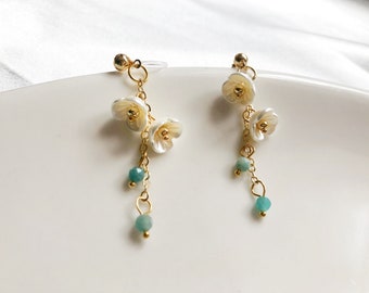 Jolies boucles d'oreilles fleur blanche et perles vertes, clip floral délicat sur la boucle d'oreille, cadeau pour elle