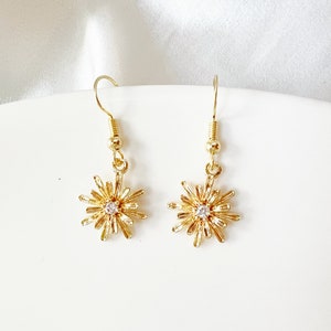 Gold Daisy dangle Earrings, Floral Dainty pendant, Gift for her