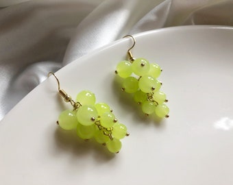 Jolies boucles d'oreilles raisins verts, boucles d'oreilles à clip/puces pendantes, cadeau pour elle