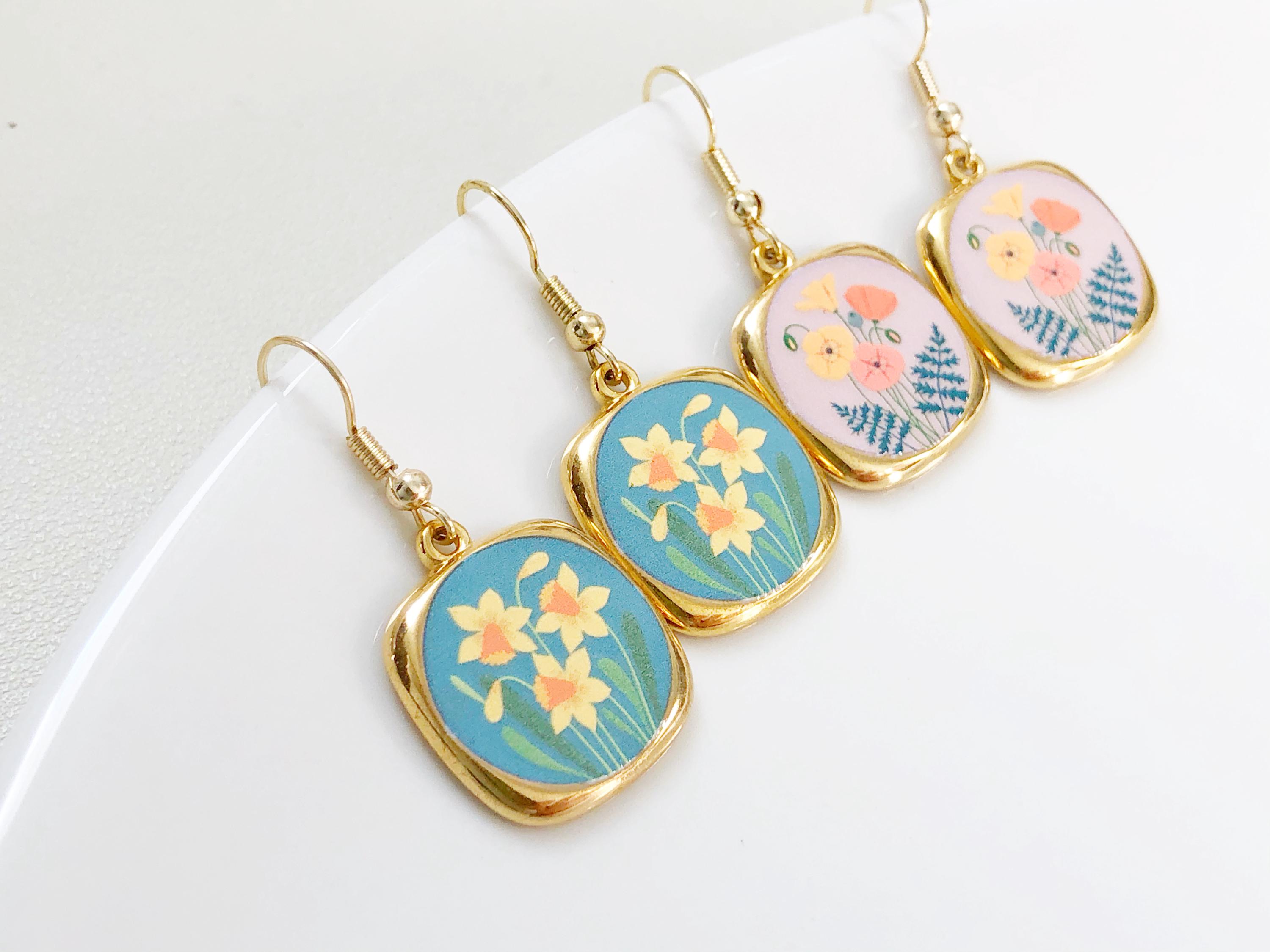 水仙とポピーのイヤリング、花柄ゴールドドロップジュエリー 