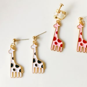 Lindos pendientes de jirafa de dibujos animados / rosas o blancos / con clip / pendientes colgantes / regalo de animal para ella