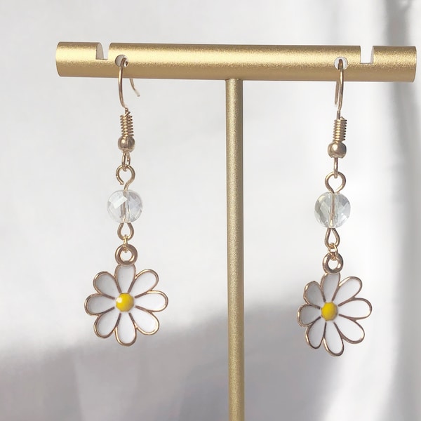 Gänseblümchen Blume Clip-on / Ohrstecker, Blumen Emaille Ohrringe, niedliches handgemachtes Geschenk für sie