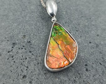 Magnifique pendentif en Ammolite serti argent ( gemme rare, pierre organique, fossile, énergie positive, projet, chance, collier, original )