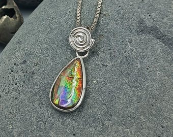 Pendentif Spirale et Ammolite serti argent ( gemme rare, pierre organique, fossile, énergie positive, projet, chance, collier, original )