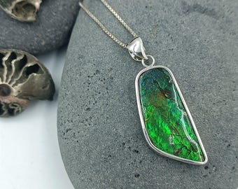 Magnifique pendentif en Ammolite serti argent ( gemme rare, pierre organique, fossile, énergie positive, projet, chance, collier, original )