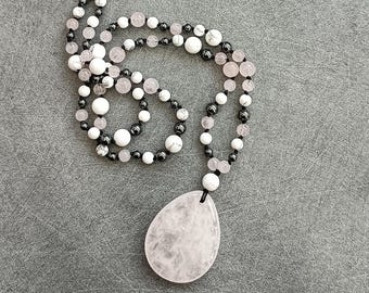 Mala Peurs et Anxiété ( collier, soin énergétique, angoisses, pierres naturelles, lithothérapie, Quartz rose, Hématite, Howlite, cadeau)