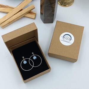 Kartonnen/kraft sieraden geschenkdoos (doos, papier, bruin, sieradendoosje, accessoire, armband, ketting, hanger, oorbellen)