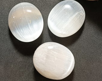 Selenita luminosa, pulida, forma de guijarro/jabón (piedra natural, blanca, litoterapia, sueño, antiestrés, intuición, ira, minerales)