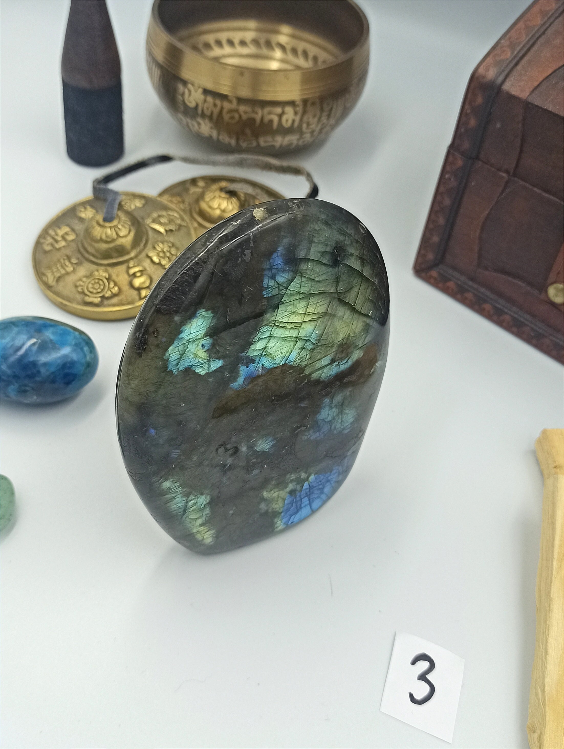 Grosse Labradorite Polie, Forme Libre avec de Beaux Reflets Bleus et Dorés | Pierre Naturelle, Prote