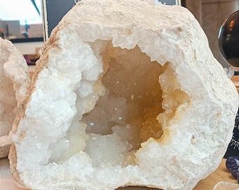Superbe et énorme géode cristal de roche 6.6 kg ( N4, grotte, rechargement, purification, pierre naturelle, Maroc, quartz blanc, énergie )
