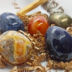 Oeuf en pierre naturelle, à choisir parmi 5, Sodalite, Cornaline, Aventurine bleue, Chalcopyrite, Jaspe Orbiculaire, cadeau pour Pâques ;)