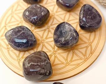 Iolite ou Cordiérite, pierre roulée ( extra, pierre naturelle, initiation spirituelle, reconnexion à soi, écoute du coeur, lithothérapie )