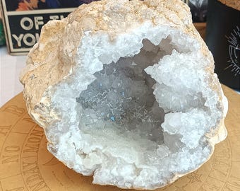 Belle géode cristal de roche 1,402 kg ( N1, forme grotte, rechargement, purification, pierre naturelle, Maroc, quartz blanc, énergie )