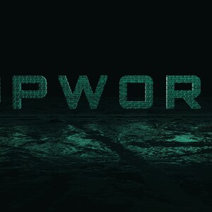 Può includere: La parola "UPWORK" è visualizzata in verde turchese con un motivo a nido d'ape. La parola è riflessa su una superficie verde turchese scuro.