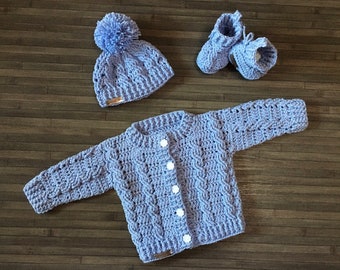 HÄKELANLEITUNG - Lola - Baby Strickjacke Mütze und Schühchen Set Neugeborene bis 2 Jahre DK/8 Ply (013S)