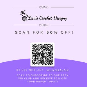 Pu&ograve; includere: Una grafica color viola chiaro con il testo nero Lisa's Crochet Designz e un'icona di un gomitolo con un uncinetto. Sotto sono presenti un codice QR, il testo SCAN FOR 50% OFF!, il link bit.ly/42AL7JU e un invito a un club VIP Etsy.
