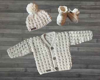 Schema per uncinetto - Set Caleb composto da cardigan, cappellino e scarpine per neonati, 3 taglie (0-3 anni), filato DK 8 Ply