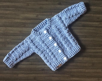 Schema per uncinetto - Cardigan da neonato Lola con scollo rotondo e trecce, 4 taglie (da 0 a 3 anni), schema per maglione da neonato all'uncinetto, filato DK 8 capi