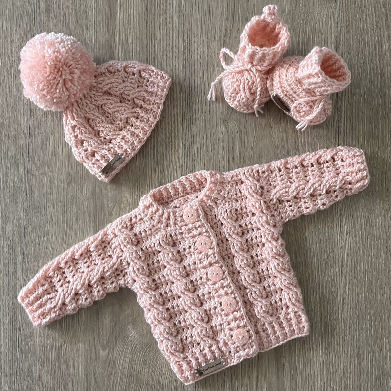 Schema per uncinetto - Lola - Set composto da cardigan, cappellino e scarpine per neonato (neonato), filato DK 8 Ply immagine 1