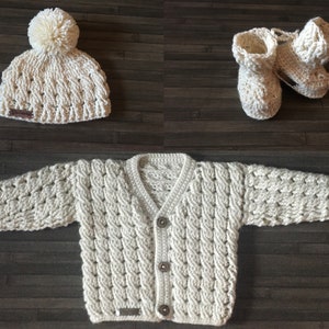 PATRÓN DE GANCHILLO - Caleb - Conjunto de gorro y patucos de cárdigan para bebé en crochet en 3 tallas de 0 a 3 meses a 2 años, 8 capas, SOLO EN INGLÉS