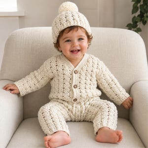 Padrão de crochê - Conjunto de roupas para bebê Caleb - Casaquinho para bebê 0-3 anos, Gorro até 10 anos, Sapatinhos, Calça RN-2 anos, Fio DK 8 Ply