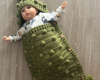 Schema per uncinetto - Sacco nanna con cappuccio Hunter per neonati (da 0 a 12 mesi) Aran 10 Ply