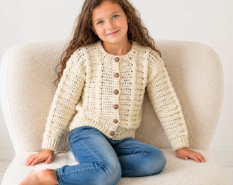 Modello all'uncinetto - Cardigan Lola a trecce per bambini, 5 taglie (3-12 anni) Filato DK 8 Ply o Light Worsted 3