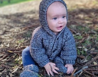 Padrão de crochê - Conjunto Mason Baby com capuz (3 tamanhos até 2 anos), jaqueta para bebê, casaquinho para bebê, suéter para bebê e conjunto de sapatinhos para bebê, fio Aran 10 Ply