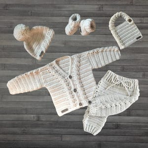 Virkmönster - Cooper Kabelstickad Virkad Baby Outfit Mönster Set – Kofta Tröja Mössa Tossor Byxor och Haklapp 0–3 Månader till 2 År, DK 8-trådig