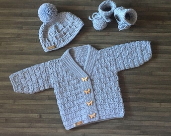 Schema per uncinetto - Set cardigan, cappellino e scarpine all'uncinetto Kasey, 9 taglie (da neonato a 10 anni), filato DK 8 capi.