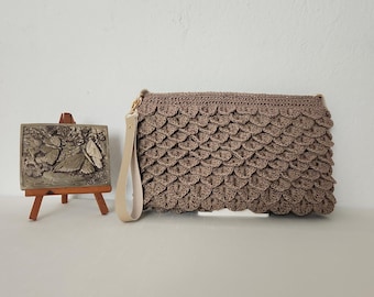 Crocodile Stitch Crochet Clutch: Mink Beige Paper Yarn Bag