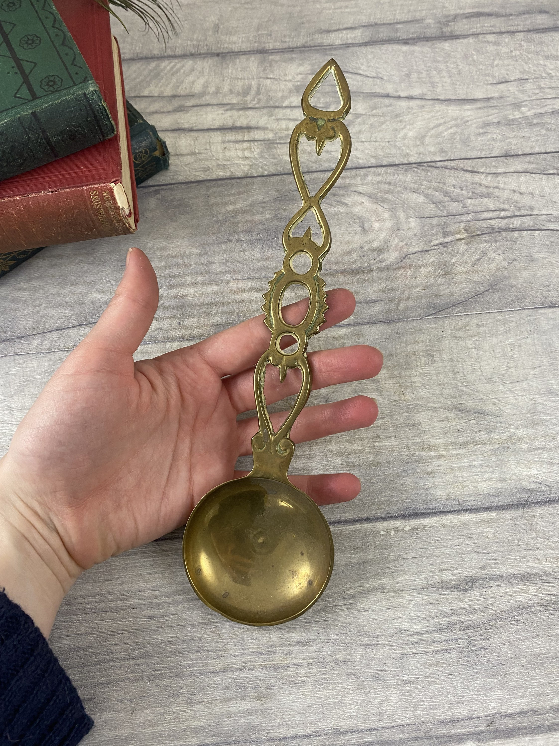 ヴィンテージの華やかな真鍮製ウェールズのラブスプーン / 愛情の